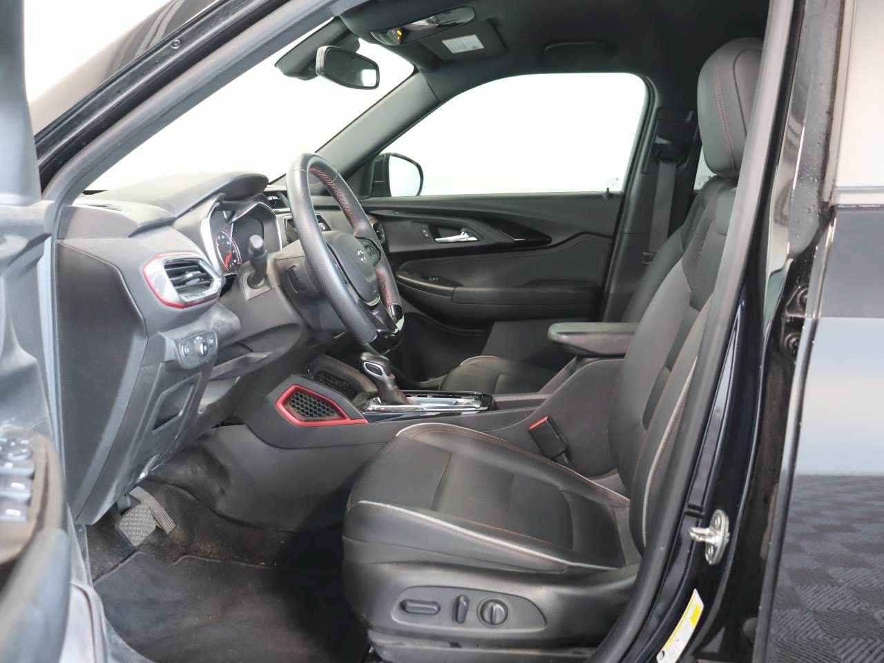 Used 2021 Chevrolet TrailBlazer RS w/ Technology Package FWD image 8