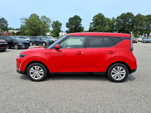 Used 2023 Kia Soul LX FWD image 2