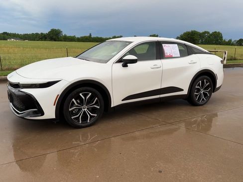 Used 2023 Toyota Crown XLE image 4