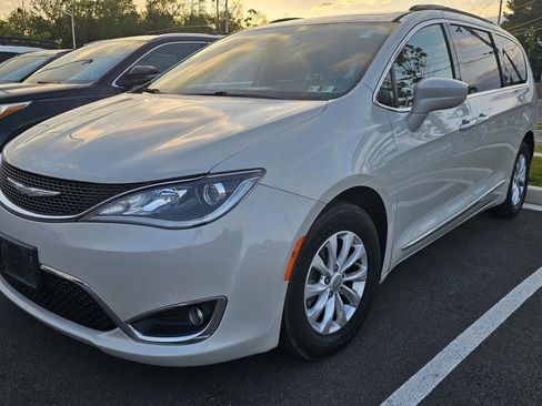 Used 2017 Chrysler Pacifica Touring-L FWD image 1