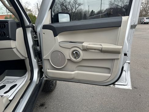 Used 2006 Jeep Commander Limited image 36