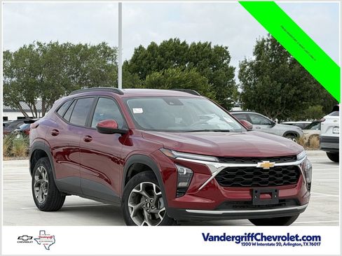 Certified 2025 Chevrolet Trax LT FWD image 1