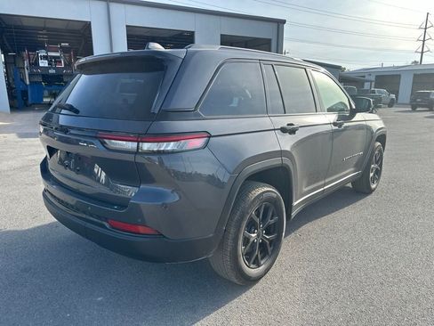 Used 2025 Jeep Grand Cherokee Altitude RWD image 6