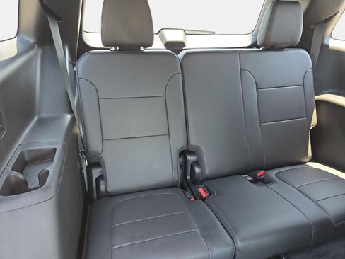 Used 2023 Chevrolet Traverse Premier FWD image 12