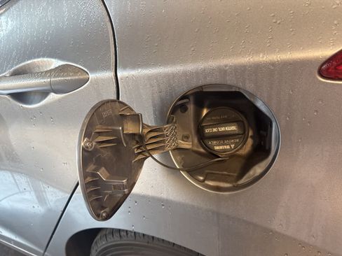 Used 2013 Hyundai Elantra GLS w/ Preferred Pkg image 13