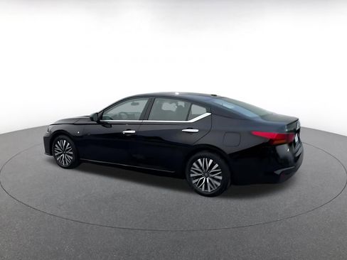 Used 2025 Nissan Altima 2.5 SV image 9