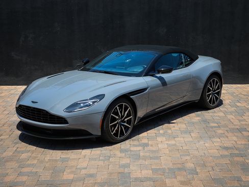 Used 2022 Aston Martin DB11 Coupe RWD image 2