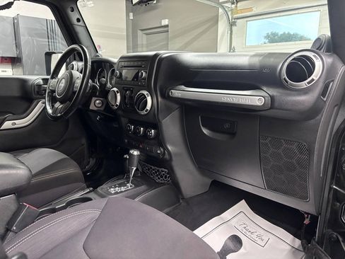 Used 2013 Jeep Wrangler Unlimited Sahara w/ Dual Top Group AWD/4WD image 25