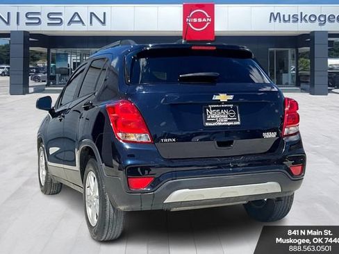 Used 2022 Chevrolet Trax LT w/ LT Convenience Package FWD image 4