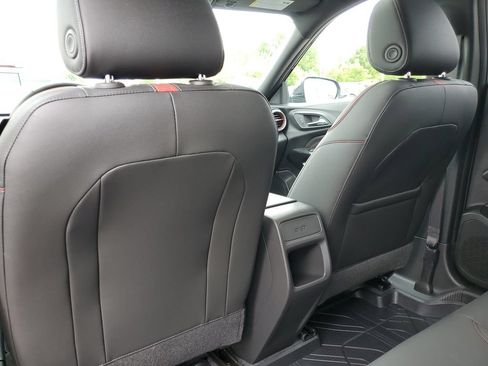 Certified 2024 Chevrolet Trax RS w/ Sunroof Package FWD image 29