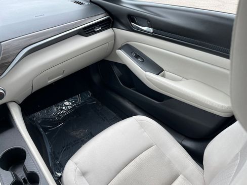 Used 2025 Nissan Altima 2.5 SV image 32