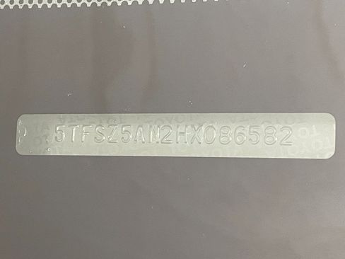 Used 2017 Toyota Tacoma SR5 image 25