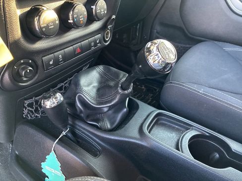 Used 2016 Jeep Wrangler Unlimited Sahara w/ Connectivity Group AWD/4WD image 15