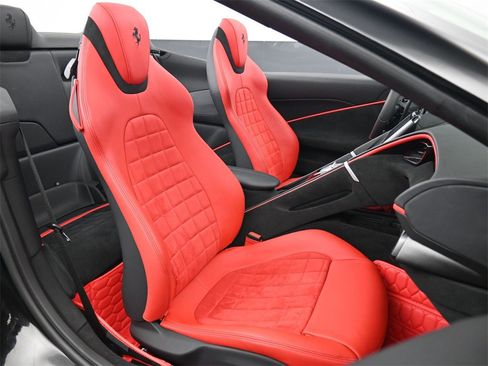 Used 2024 Ferrari Roma Spider image 17