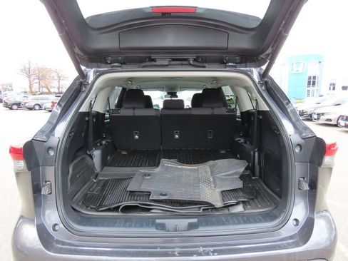 Used 2020 Toyota Highlander LE image 12