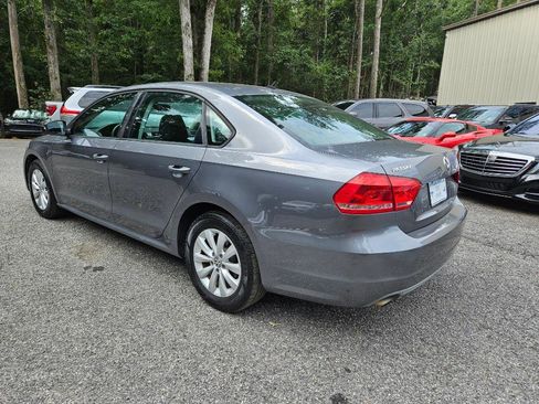 Used 2013 Volkswagen Passat S image 6
