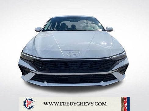 Used 2025 Hyundai Elantra Limited FWD image 8