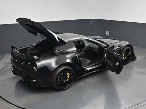 Used 2015 Chevrolet Corvette Z06 w/ 3LZ Preferred Equipment Group RWD image 29