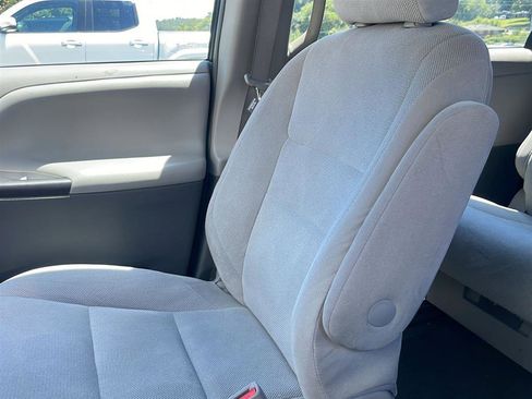 Used 2017 Toyota Sienna L FWD image 16