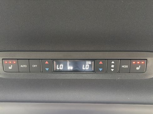 Used 2025 Toyota Sienna Platinum AWD/4WD image 39