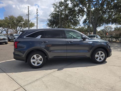 Certified 2023 Kia Sorento LX image 9