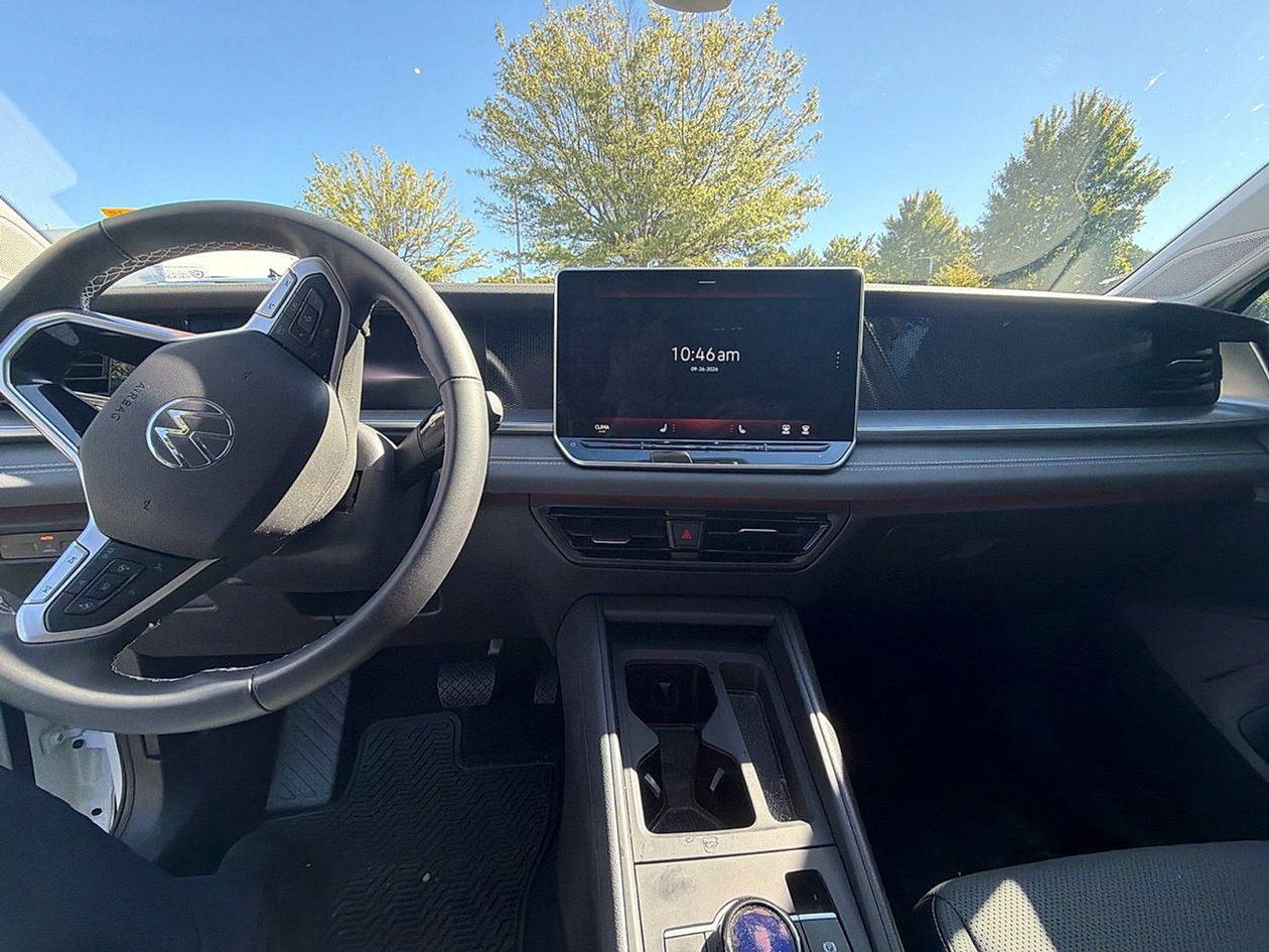 Used 2025 Volkswagen Tiguan SE AWD/4WD image 4