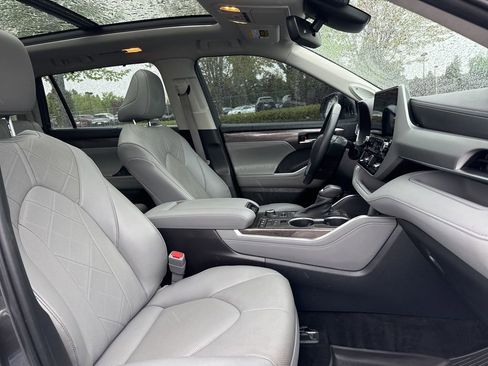 Used 2022 Toyota Highlander Platinum AWD/4WD image 24