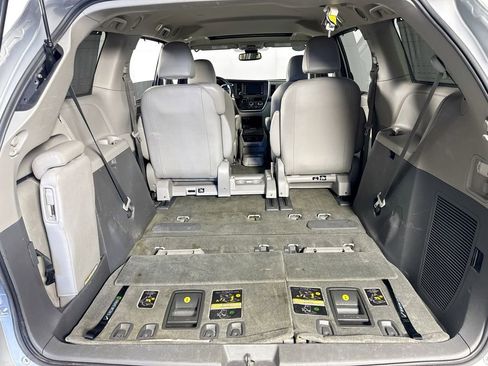 Used 2018 Toyota Sienna XLE image 29
