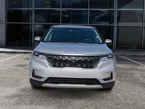 Used 2023 Kia Carnival LX image 4