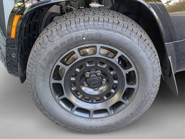 New 2026 Land Rover Defender 110 OCTA AWD/4WD image 9