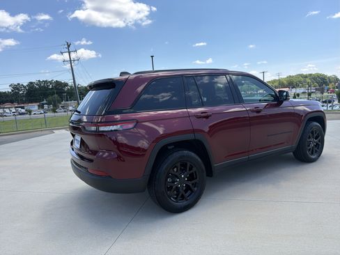 Used 2024 Jeep Grand Cherokee Altitude RWD image 28
