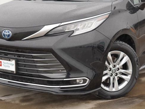 Used 2023 Toyota Sienna Limited image 5