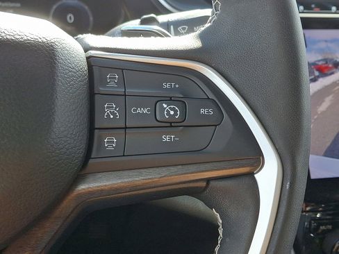 Used 2023 Jeep Grand Cherokee Limited w/ Black Appearance Package image 23