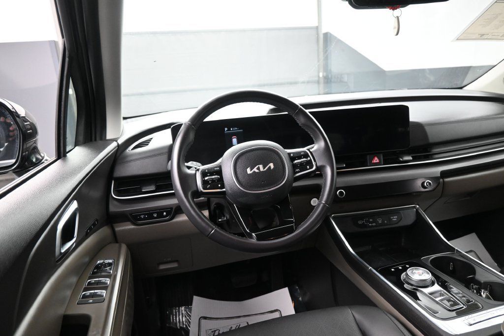 Used 2025 Kia Carnival EX FWD image 22