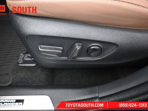 Used 2025 Toyota Grand Highlander AWD image 24
