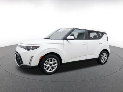 Used 2025 Kia Soul LX w/ LX Technology Package FWD image 4