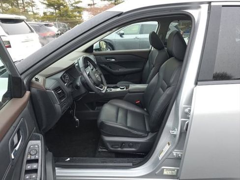 Used 2023 Nissan Rogue SV w/ SV Premium B Package image 7