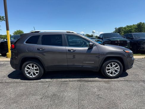 Used 2018 Jeep Cherokee Latitude Plus w/ Comfort/Convenience Group AWD/4WD image 6