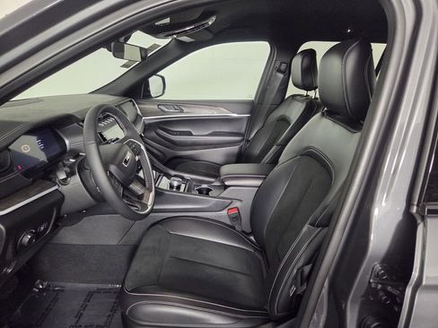 Used 2026 Jeep Grand Cherokee Altitude RWD image 9