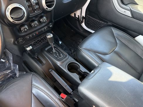 Used 2017 Jeep Wrangler Unlimited Sahara w/ Connectivity Group AWD/4WD image 25