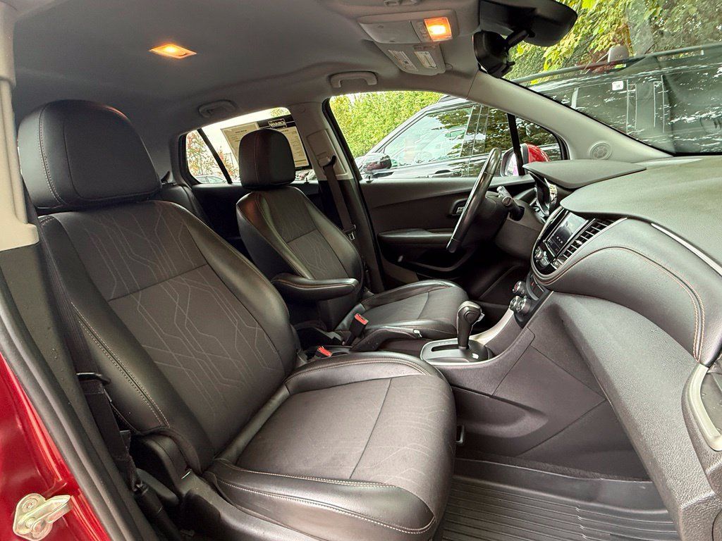 Used 2020 Chevrolet Trax LT w/ Driver Confidence Package FWD image 35