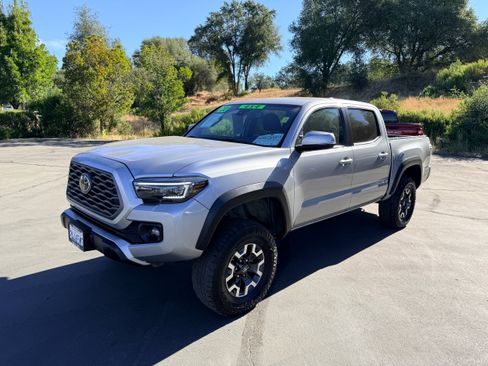 Used 2020 Toyota Tacoma TRD Off-Road w/ Technology Package AWD/4WD image 2