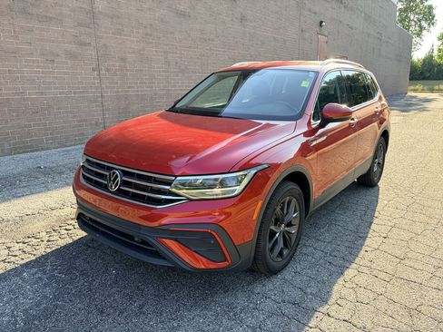 Used 2023 Volkswagen Tiguan SE FWD image 1