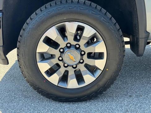 Used 2024 Chevrolet Silverado 2500 Custom w/ Custom Value Package AWD/4WD image 9