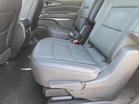 Used 2025 Chevrolet Traverse LT FWD image 11
