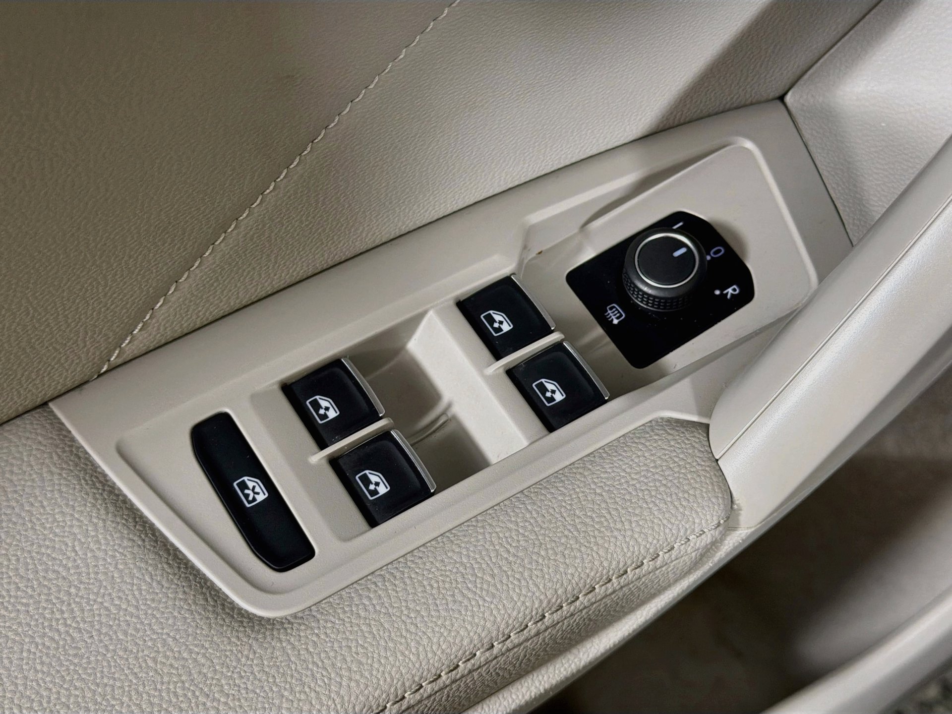 Used 2022 Volkswagen Tiguan SE FWD image 16