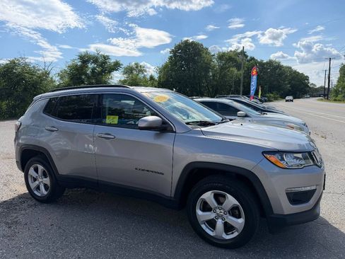 Used 2018 Jeep Compass Latitude w/ Cold Weather Group AWD/4WD image 2