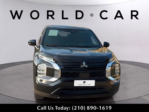 Used 2023 Mitsubishi Outlander SE Black Edition image 3