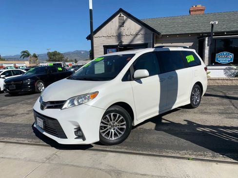 Used 2018 Toyota Sienna XLE w/ XLE Navigation Package image 2
