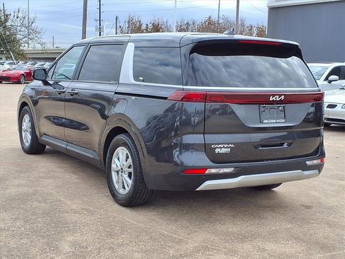 Used 2024 Kia Carnival LX image 3